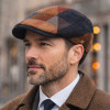 Casquette plate en laine vierge marron à carreaux portée – Hats & Brothers