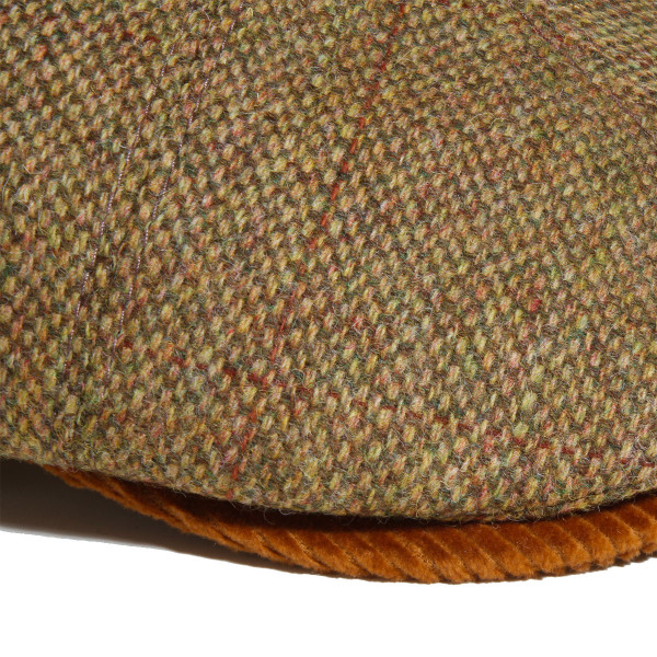 Détail de visière en velours cognac sur casquette Oxford