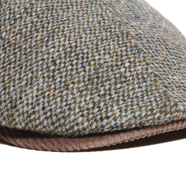 Détail de visière en velours beige sur casquette Oxford