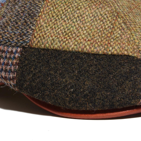 Détail de visière en cuir nappa cognac sur casquette Gatsby