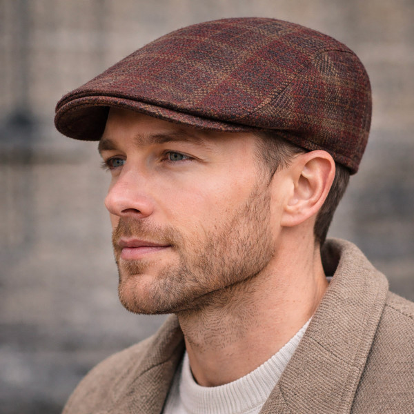 Casquette plate en laine et cachemire à carreaux marron portée– Hats & Brothers