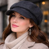 Femme portant une casquette gavroche anthracite en laine Hats & Brothers