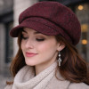 Alt : Femme portant une casquette gavroche bordeaux en laine Hats & Brothers