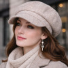 Femme portant une casquette gavroche beige en laine Hats & Brothers