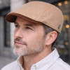Casquette plate beige portée – Hats & Brothers