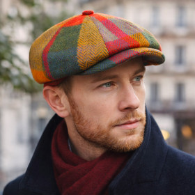 Homme portant une casquette gavroche Hatteras patchwork orange en Harris Tweed