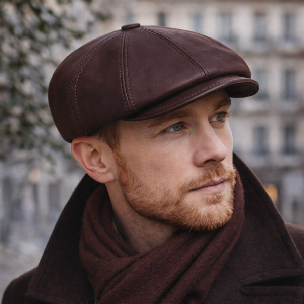 Casquette gavroche Hatteras en cuir de veau nappa wax marron portée