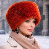 Toque femme orange portée en tenue d hiver élégante