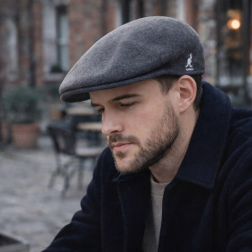 Homme portant une casquette plate Kangol Wool 504 anthracite en laine vierge