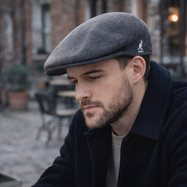 Homme portant une casquette plate Kangol Wool 504 anthracite en laine vierge