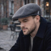 Homme portant une casquette plate Kangol Wool 504 anthracite en laine vierge