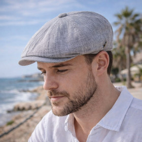 Homme portant une casquette Hatteras en lin gris souris