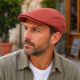 Casquette plate coton rouille portée en style casual chic