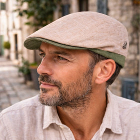 Béret en lin beige et kaki porté dans un style été élégant