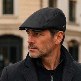 Casquette plate cuir noir Daffy portée en style urbain élégant