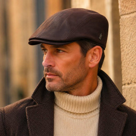 Casquette plate cuir marron Daffy portée en style automne élégant