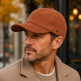 Casquette baseball cuir cognac portée en style automne élégant