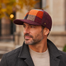 Casquette baseball laine vierge bordeaux à carreaux portée en style automne élégant