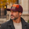 Casquette baseball laine vierge bordeaux à carreaux portée en style automne élégant