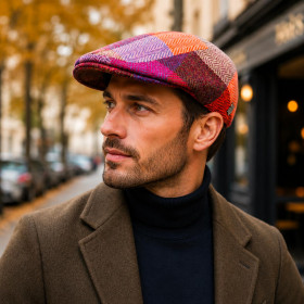 Casquette plate Harris Tweed multicolore portée en style automne élégant