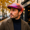 Casquette plate Harris Tweed multicolore portée en style automne élégant