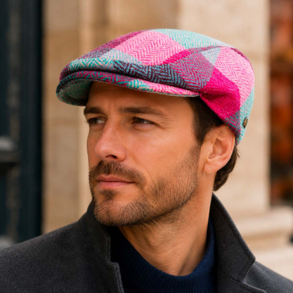 Casquette plate patchwork rose turquoise portée par un homme
