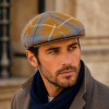 Casquette anglaise Harris Tweed moutarde bleu portée en style automne élégant