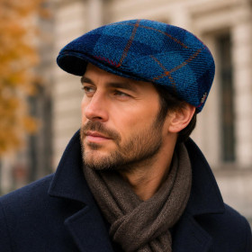 Casquette plate Harris Tweed bleu portée en style automne élégant