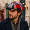 Casquette gavroche en laine vierge multicolore portée par un homme en style urbain élégant