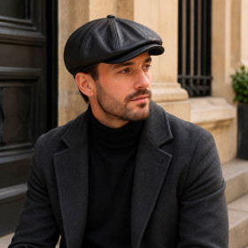 Casquette Hatteras en cuir noir portée par un homme en style urbain élégant
