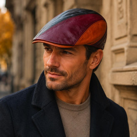 Homme portant une casquette plate en cuir d’agneau patchwork noir, bordeaux et cognac