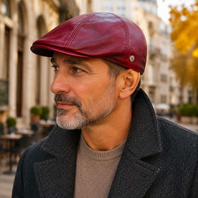 Homme portant une casquette Broker en cuir d’agneau bordeaux dans un style urbain élégant