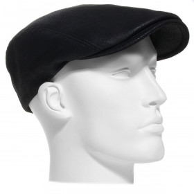 Casquette plate Hats & Brothers en simili cuir noir portée sur mannequin