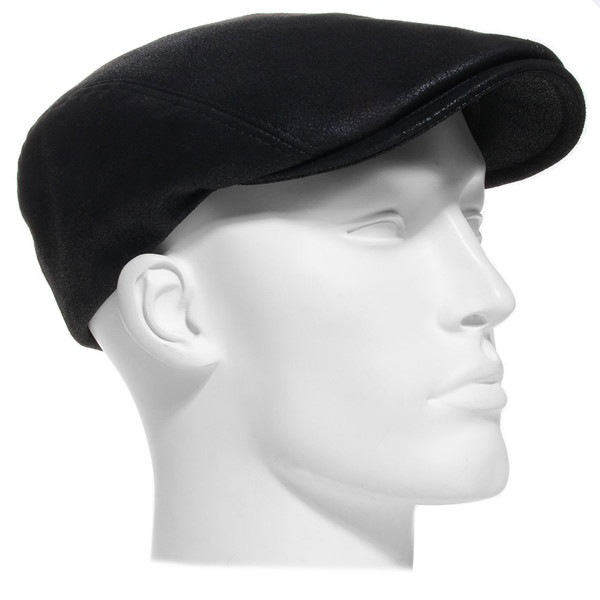 Casquette plate Hats & Brothers en simili cuir noir portée sur mannequin