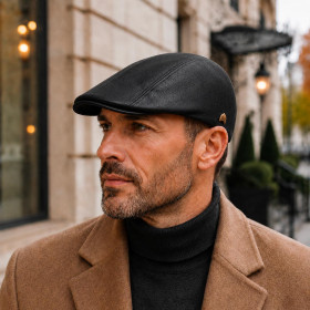 Homme portant une casquette plate Hats & Brothers en simili cuir noir