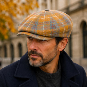 Casquette irlandaise Carlo en tartan jaune portée par un homme en ville