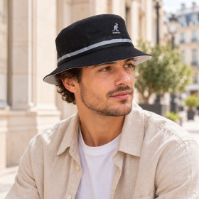 Homme portant un bob Kangol Stripe Lahinch noir en coton