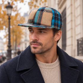 Homme portant une casquette baseball Kangol tartan bleu et beige