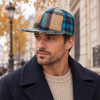 Homme portant une casquette baseball Kangol tartan bleu et beige