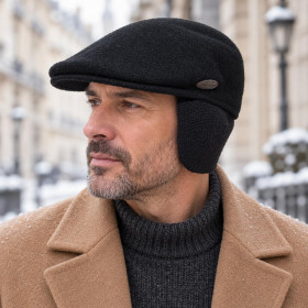 Homme portant une casquette plate Kangol Wool 504 Earflap noire avec cache-oreilles abaissés