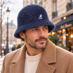 Homme portant un bob Kangol Furgora Casual bleu marine en angora
