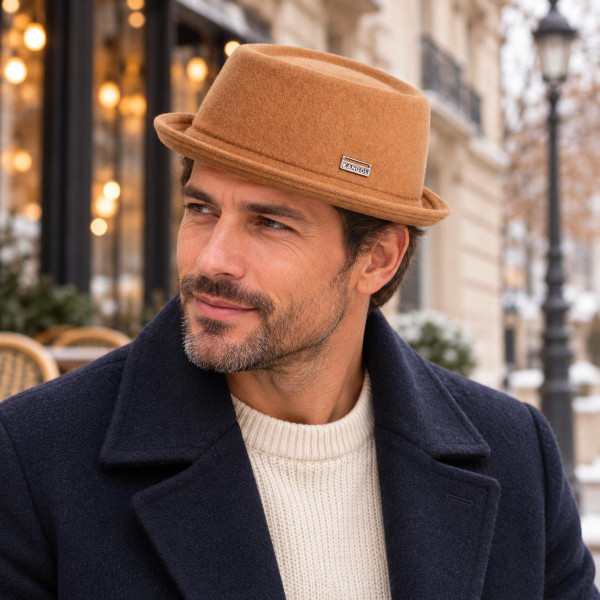 Homme portant un chapeau Pork Pie Kangol Wool Mowbray camel