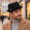 Homme portant un chapeau Pork Pie Kangol Wool Mowbray noir