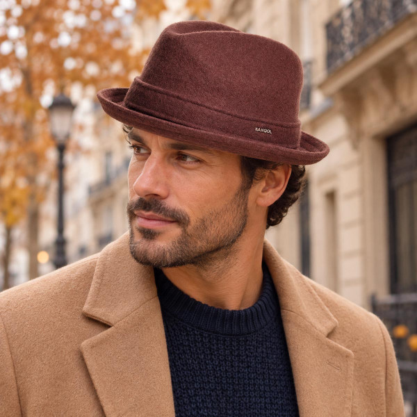 Homme portant le chapeau Trilby Kangol Wool Player marron Tobacco
