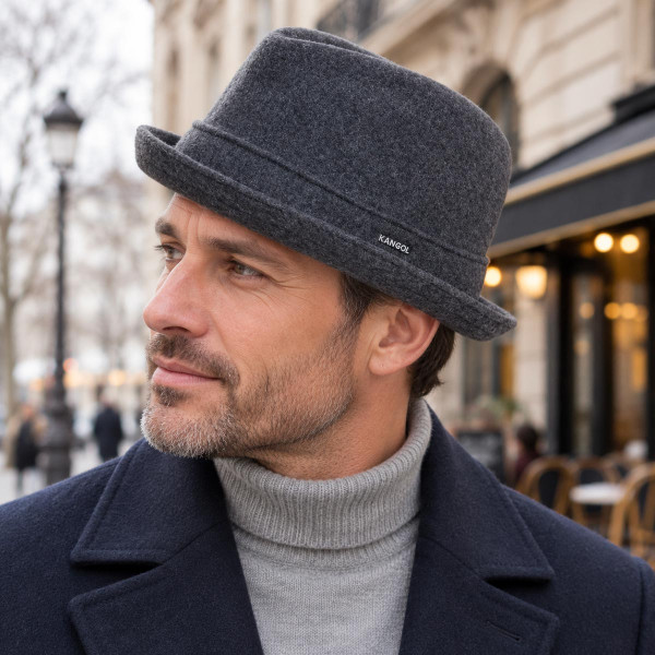 Homme portant le chapeau Trilby Kangol Wool Player gris anthracite