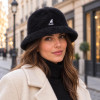 Femme portant le bob Kangol Furgora Casual noir en angora