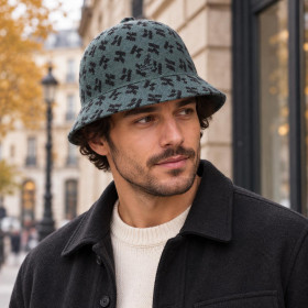 Homme portant le bob Kangol Square K Casual vert lichen
