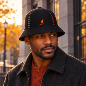 Homme portant le bob Kangol Stitch Casual noir à surpiqûres colorées
