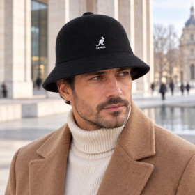Homme portant le bob Kangol Wool Casual noir en laine