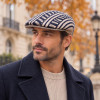 Homme portant une casquette plate Kangol Retro Geo 504 beige et bleu marine
